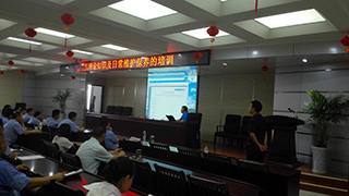 岳阳9888拉斯维加斯工程师在培训室解说喷码机知识