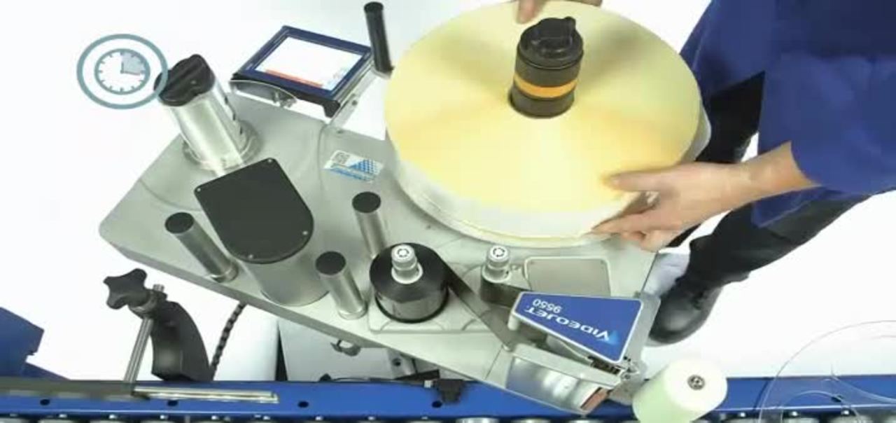 操作员为Videojet 9550更换标签卷