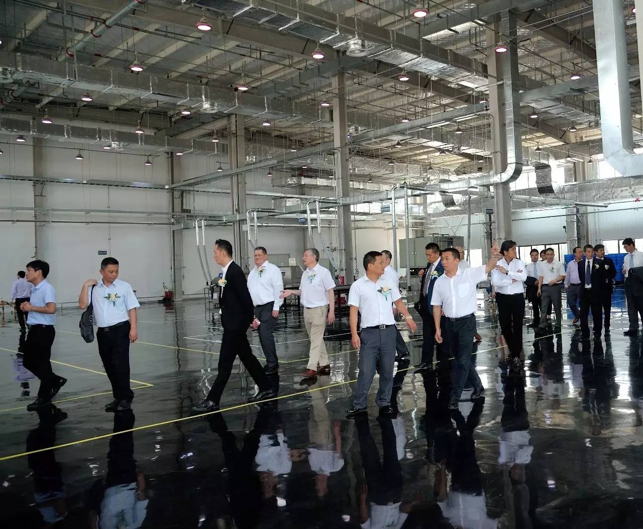 嘉宾参观多米诺常熟出产基地