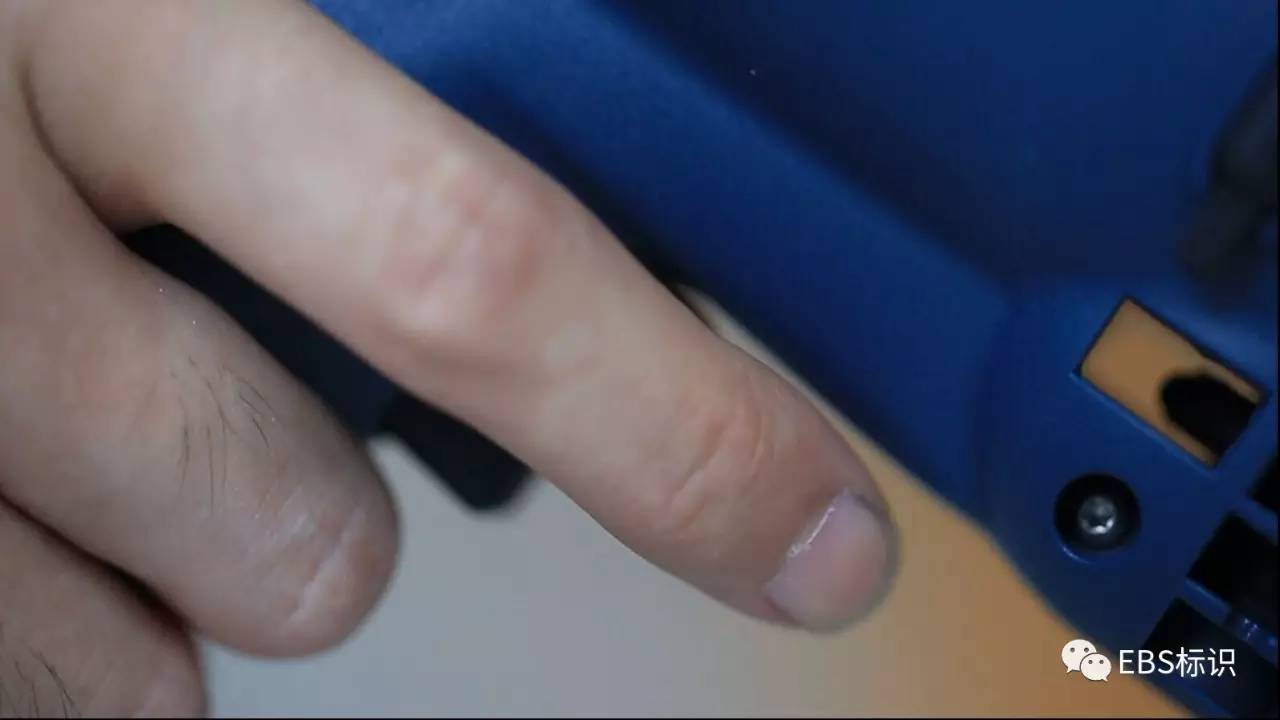 陆续扣动EBS250扳机进行管路洗濯