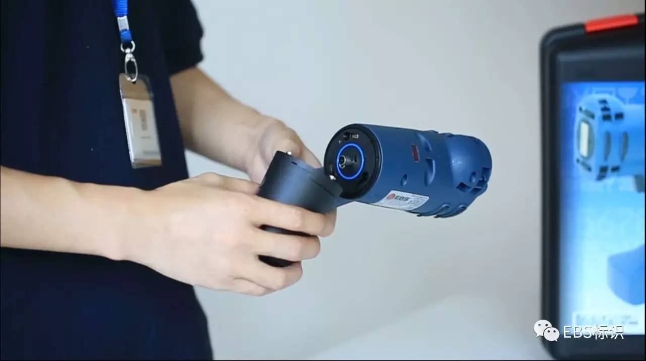 为EBS250更换溶剂墨盒