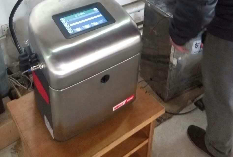 45634563 光滑油塑料桶上的日期型号喷码