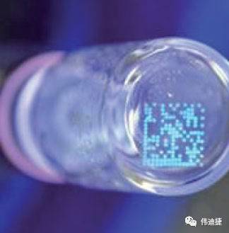 紫表光下显示的药瓶底部DataMatrix码