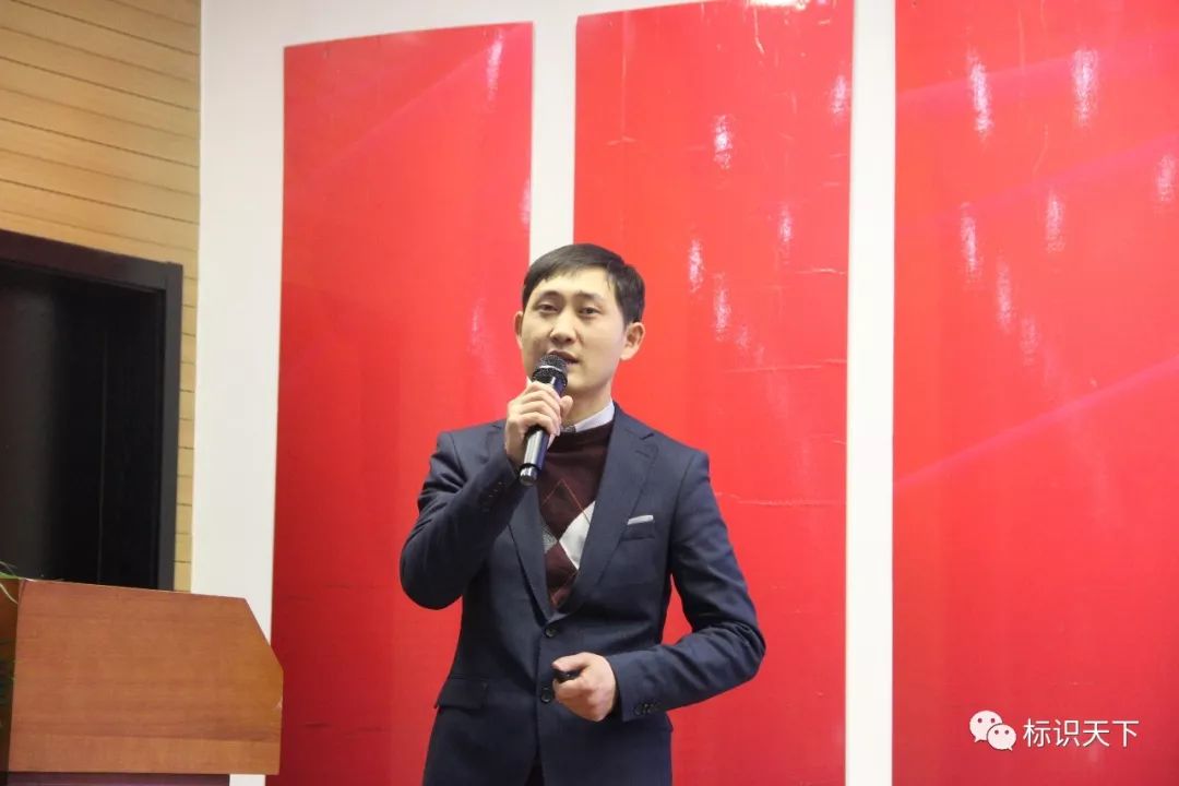 640_31 大会嘉宾手持发话器讲话