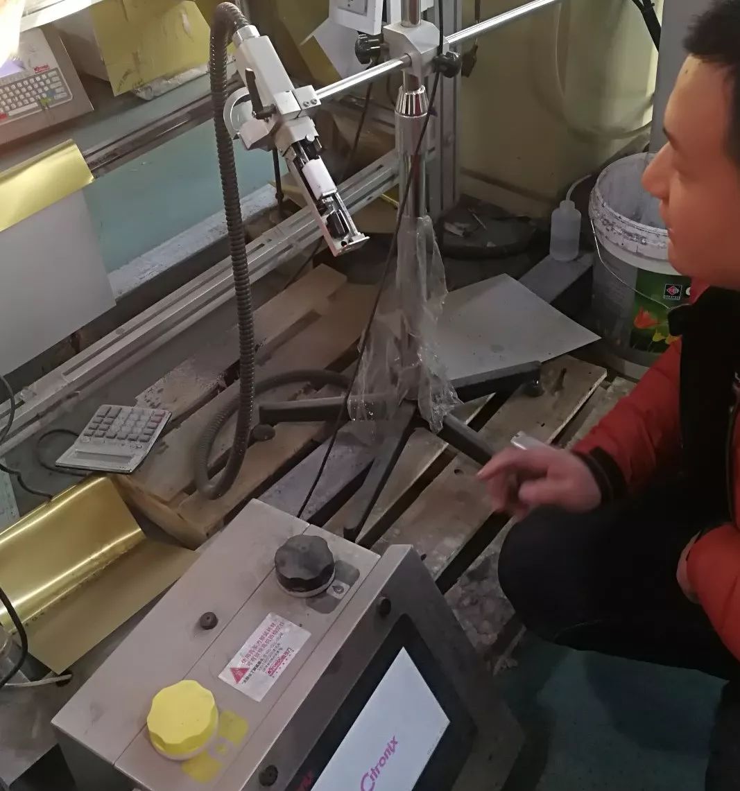 640_5 操作人员使用喷码机进行包装标识