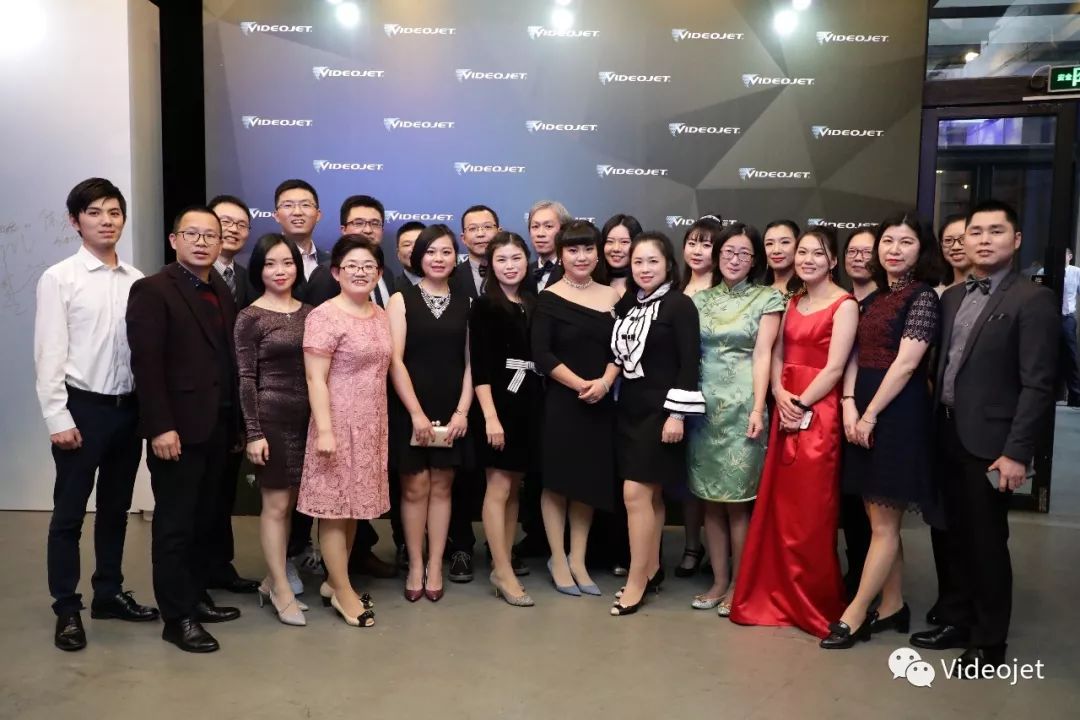 伟迪捷年会女性员工合影
