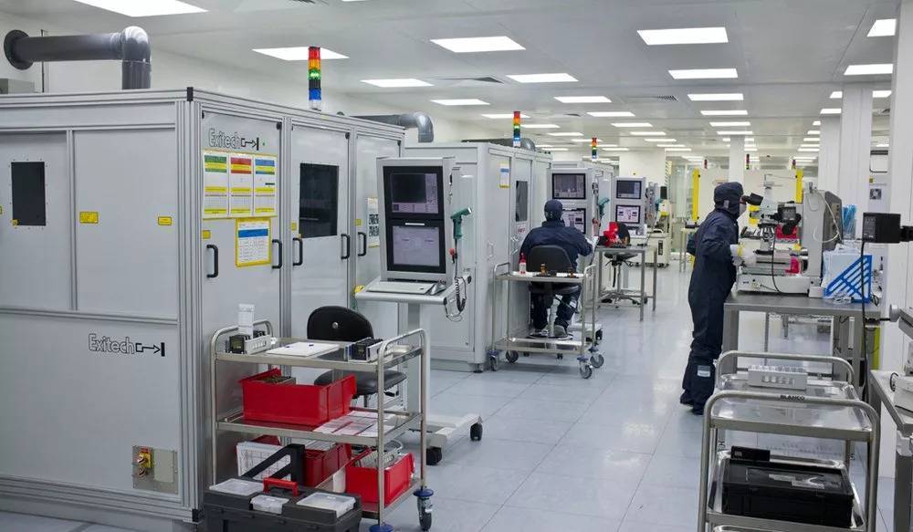 车间内分列的封关设备、推车与工作人员