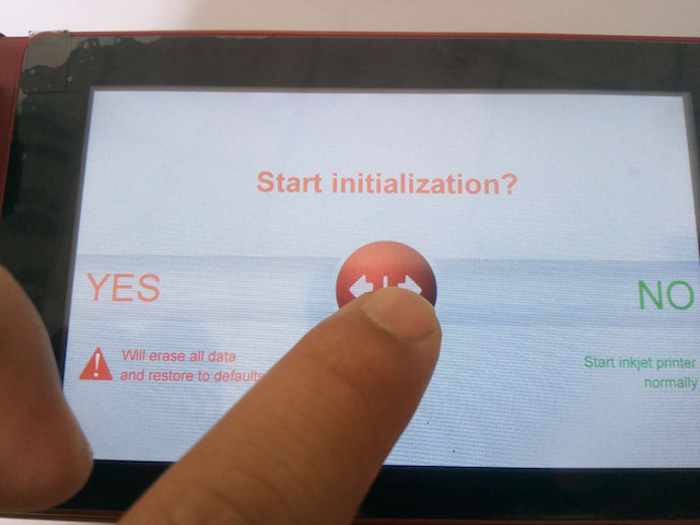 手指旁的初始化确认界面及YES和NO选项