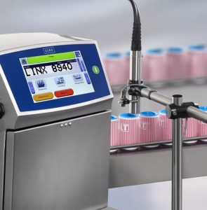 带LINX 8940象征的机柜、衔接部件与包装输送带