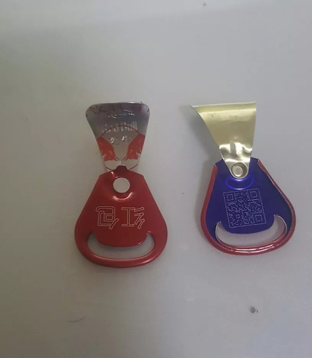 两个分离的彩色罐盖拉环，一个带红包字样，一个带二维码
