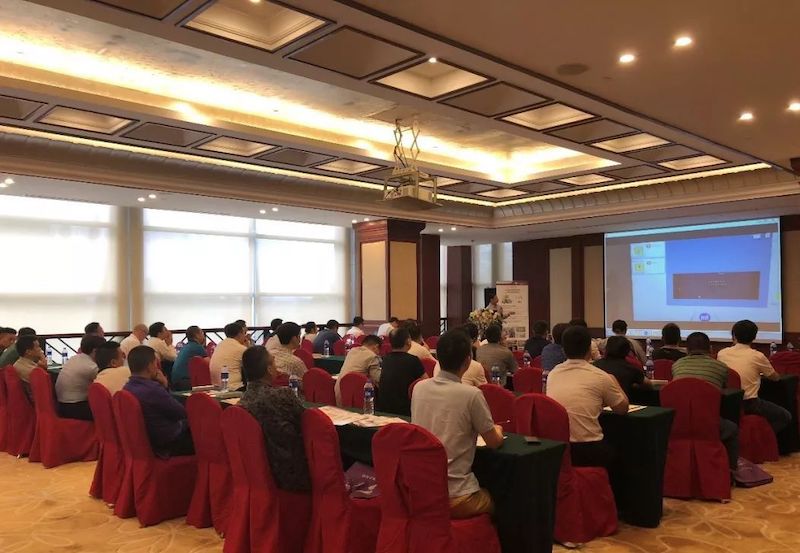 eamar.com_.cn-imaje2 会议室内人员面向投影屏坐在红色椅子上