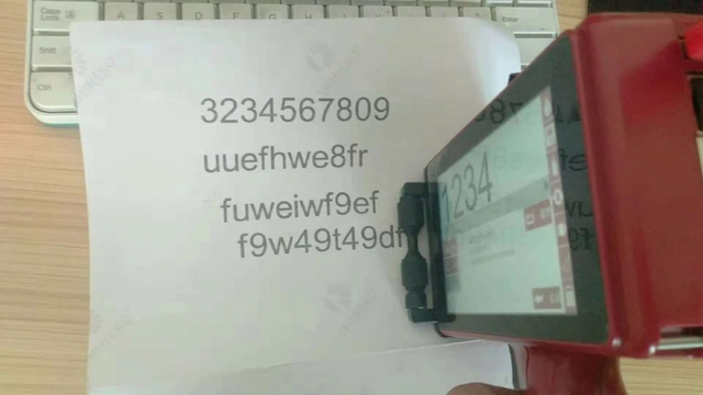 带数字字母字符的纸张与红色屏幕设备