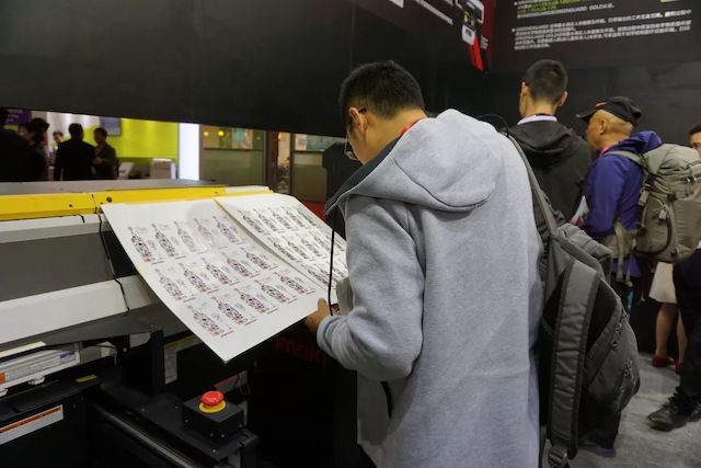 www.eamar_.com_.cn-news24-1 参观者查看设备旁的印刷样张