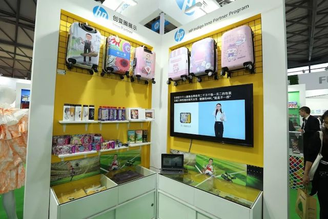 带HP象征展台上的彩色行李箱及包装样品
