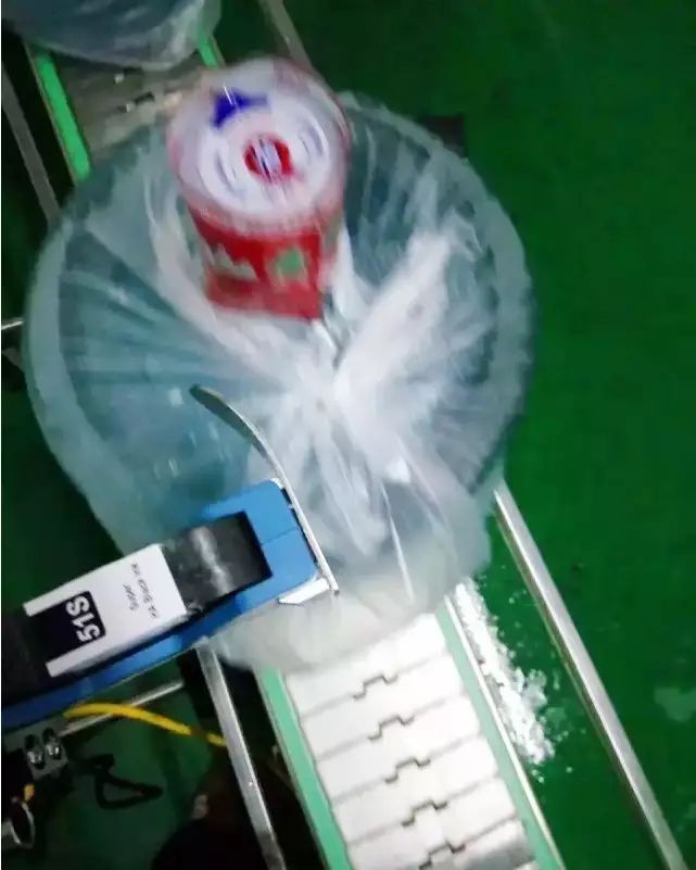 通明包装包覆的水桶上方与旁边蓝色组件，画面较吞吐