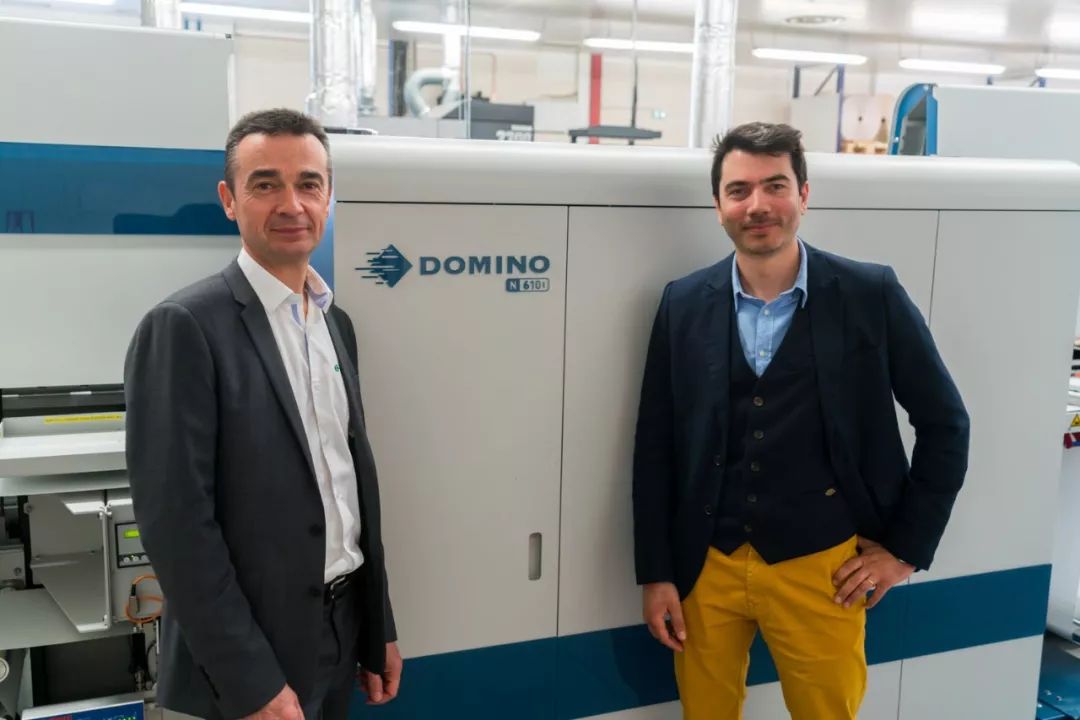 两名男子在DOMINO N610i设备前合影