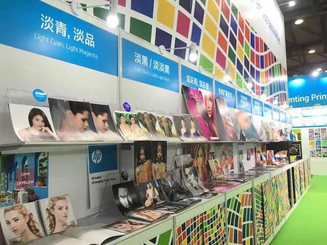 展位上陈列的彩色人像印品与色块布景