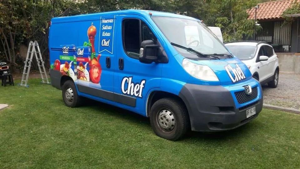 www.eamar_.com_.cn-hp697852 车身有Chef文字与食品图案的蓝色厢式车