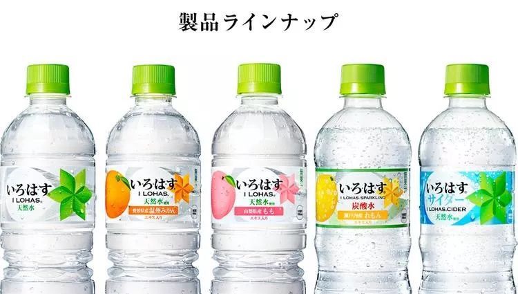 五瓶绿盖饮料与分歧图案标签