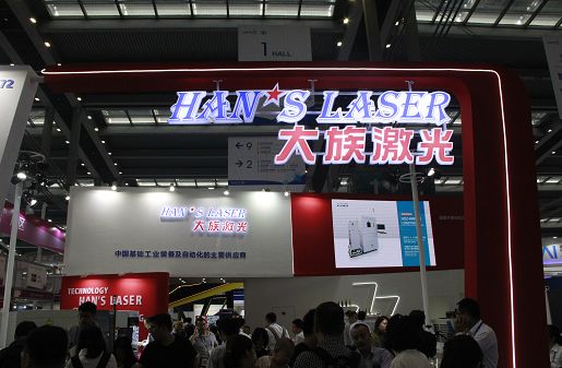 HAN'S LASER大族激光展位与前方人群