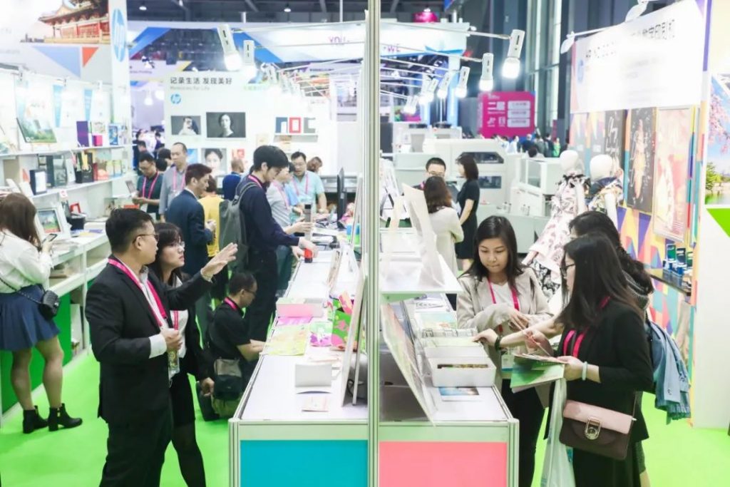 2019041810123434-1024x683 展览展示台旁参观人员查看样品