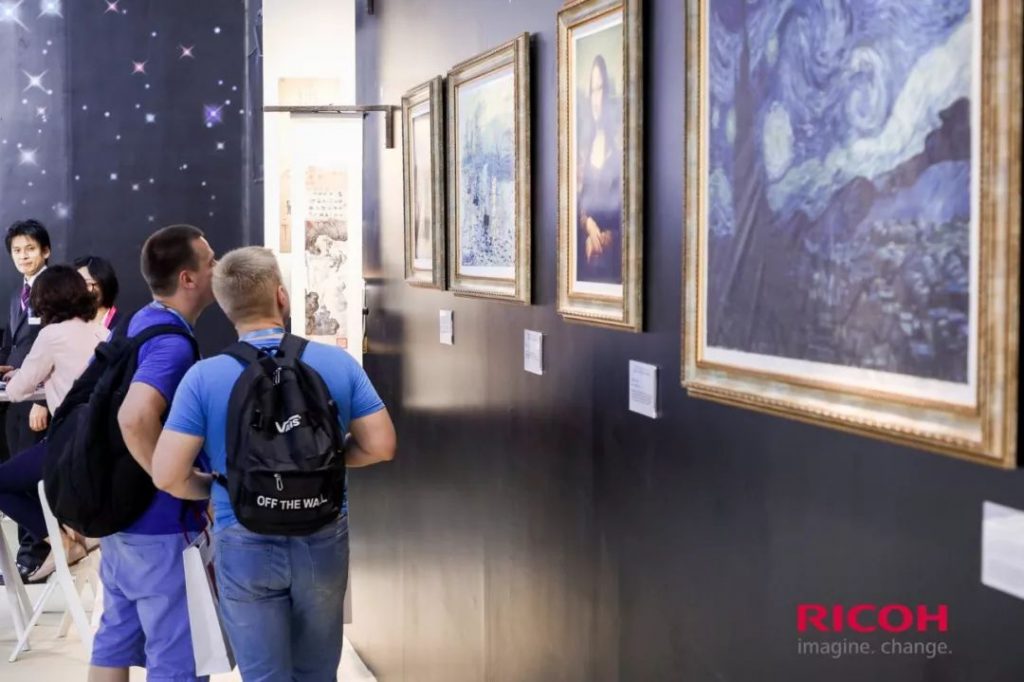 参观人员旁观装框画作的RICOH展示区