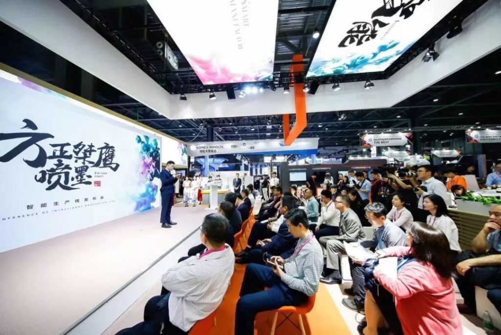 刚正桀鹰展台前的解说人员与坐席观多
