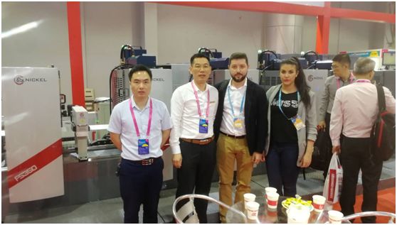 www.eamar_.com_.cn-news1234134123809 四人在带NICKEL象征的设备前合影