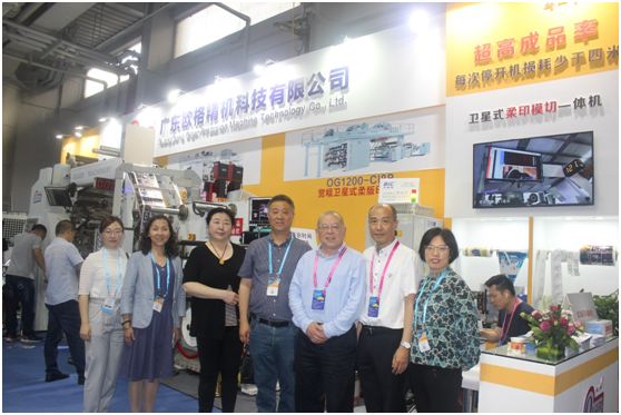 www.eamar_.com_.cn-news1234134123810 七人在带设备图示的展位前合影