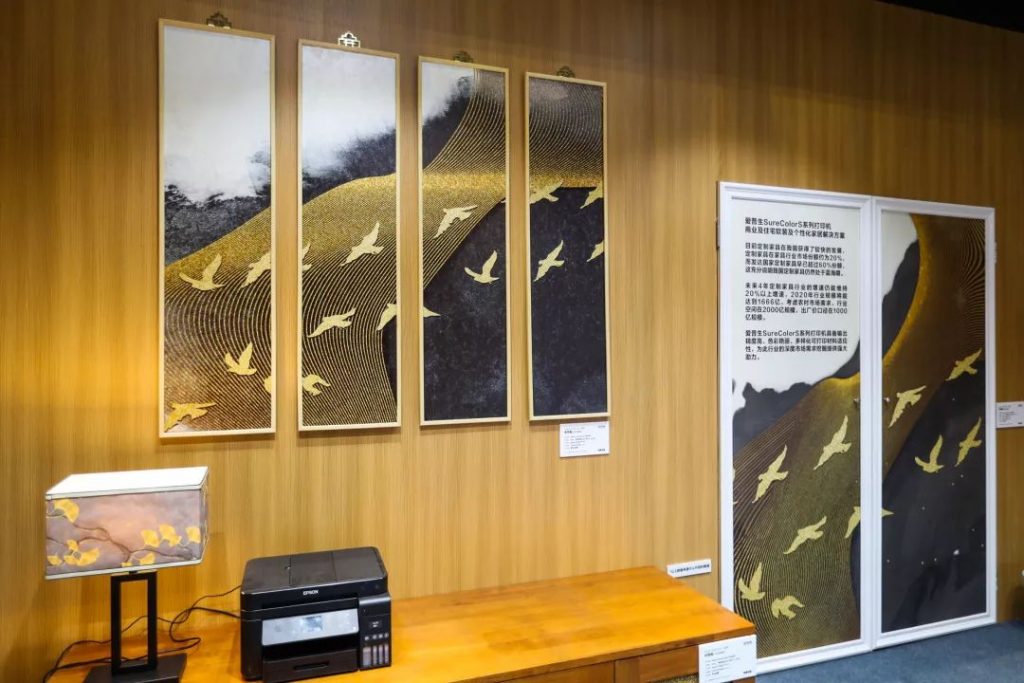 金色飞鸟图案的挂画、门板及桌面EPSON设备