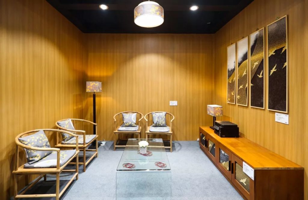 木色展间内椅垫、灯罩、挂画与柜昧髋赡图案