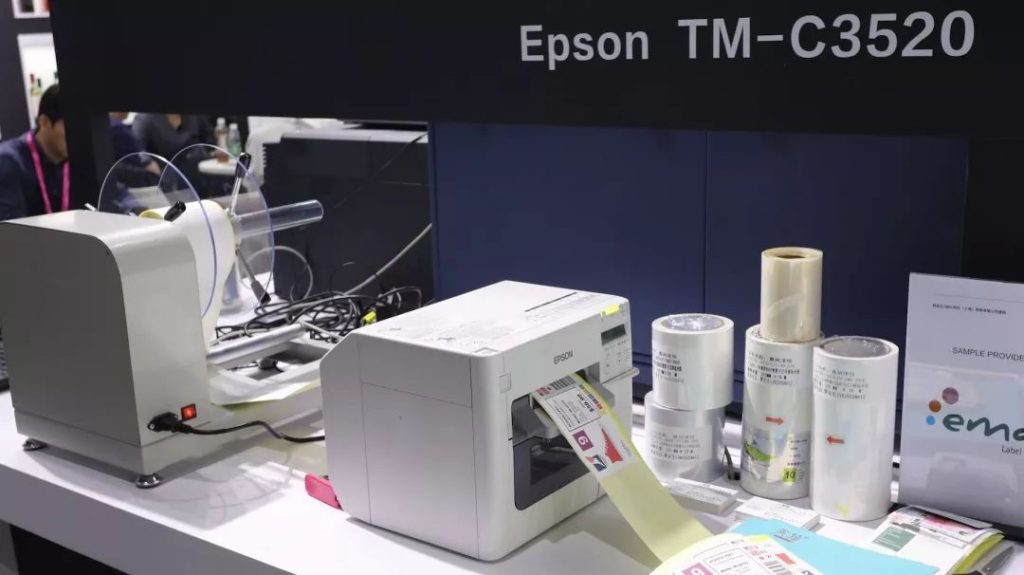 www.eamar_.com_.cn-news8098723809-1024x575 爱普生 TM-C3520 展牌旁的打印机与标签卷