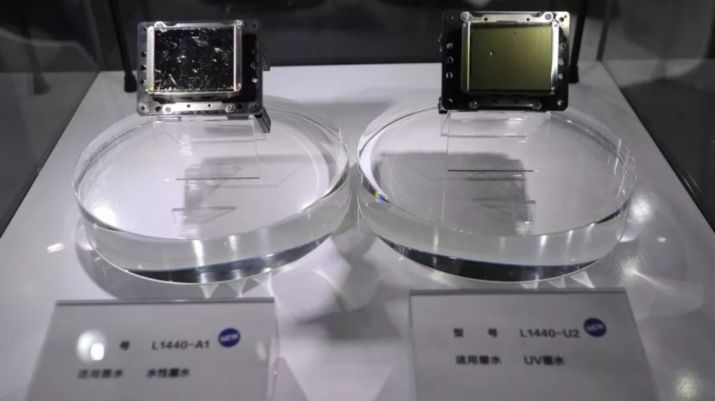 www.eamar_.com_.cn-news8098723811-1024x575 通明圆形展示座上的两件金属组件