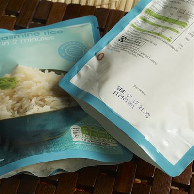 蓝边米饭包装袋上的日期和功夫字符