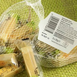 网袋包装食品标签上的条码与日期标识