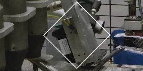白色菱形框标出的出产线金属组件特写