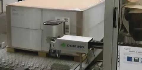 大型箱体旁带DOMINO象征的设备组件