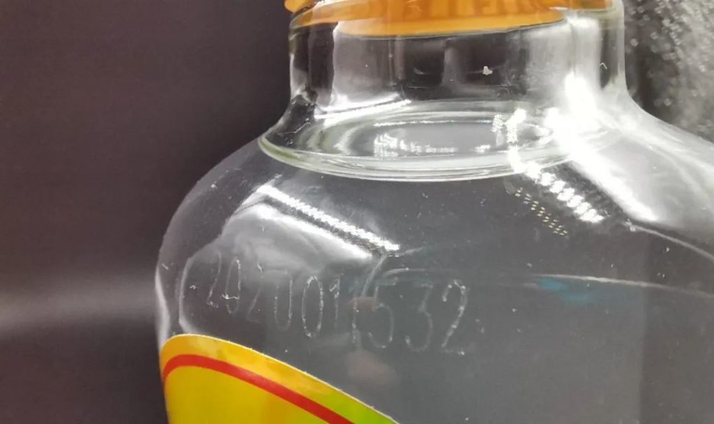 通明瓶肩部的淡色数字标识特写