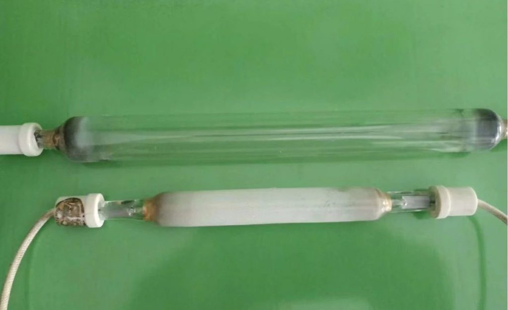 绿色布景上通明与发白的两根管状灯