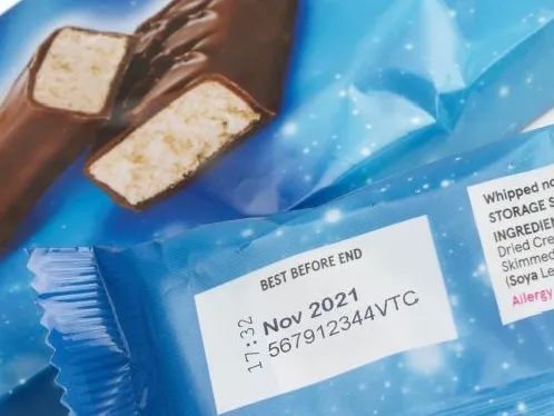 蓝色食品包装标签上的Nov 2021与批次字符