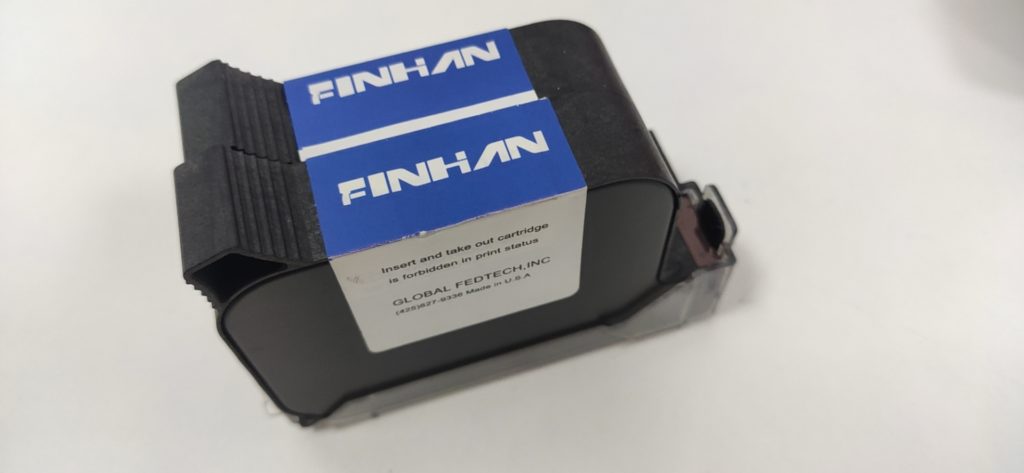 带FINHAN蓝白标签的玄色墨盒