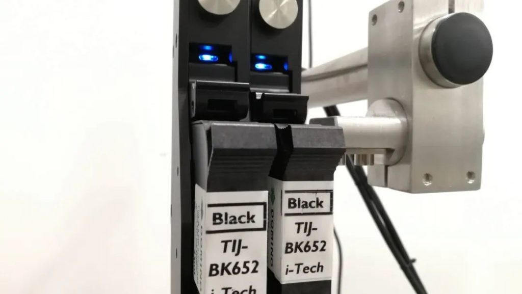 标注Black TIJ BK652的双组件与支架特写