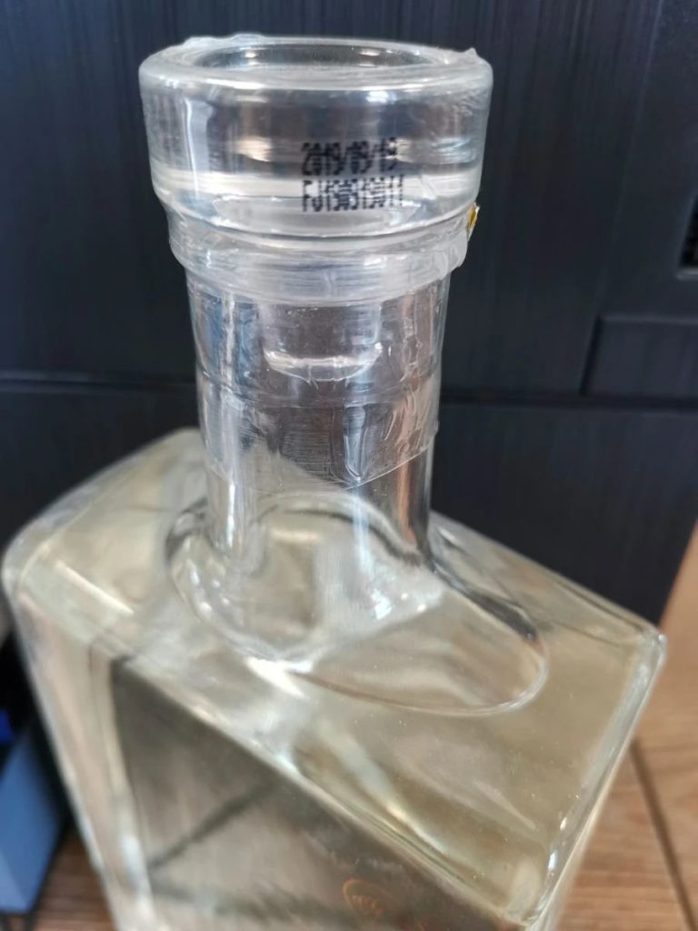 通明瓶口部位的玄色字符标识特写