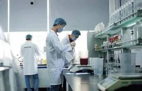 戴发网和口罩的人怨鼐在尝试台旁